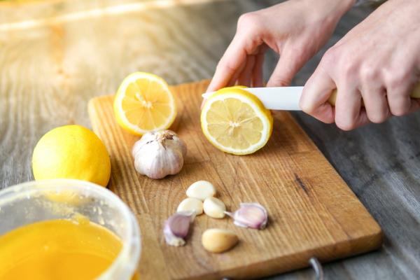 How to cure the flu with garlic and lemon